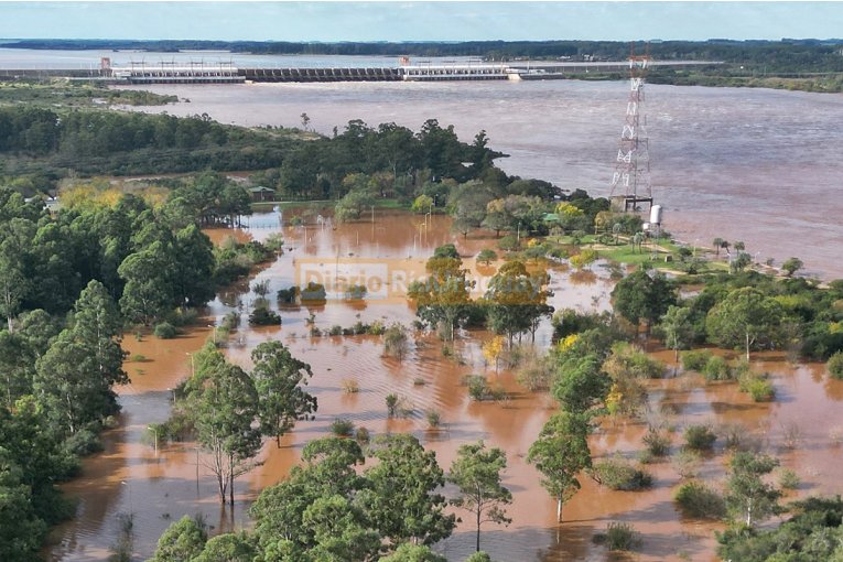 La impactante imagen a&eacute;rea de la Tortuga Alegre cubierta por el r&iacute;o Uruguay