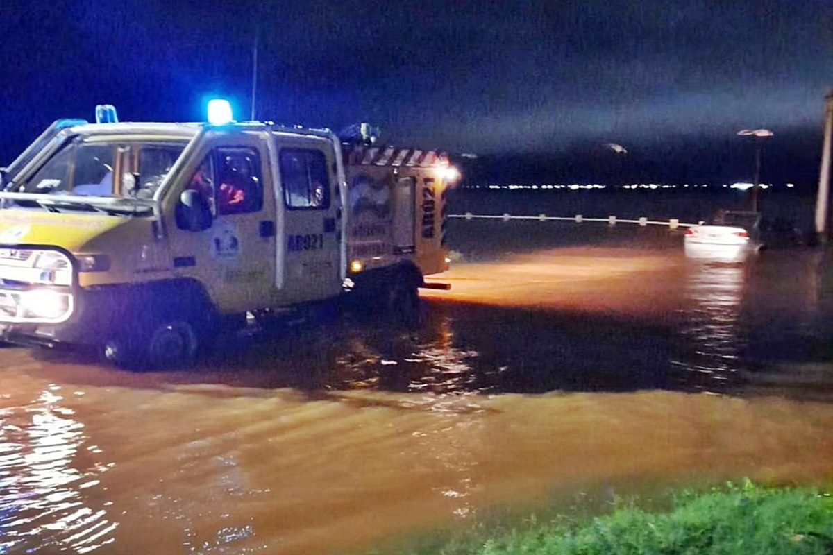 El rodado terminó adentrándose en el río Uruguay.