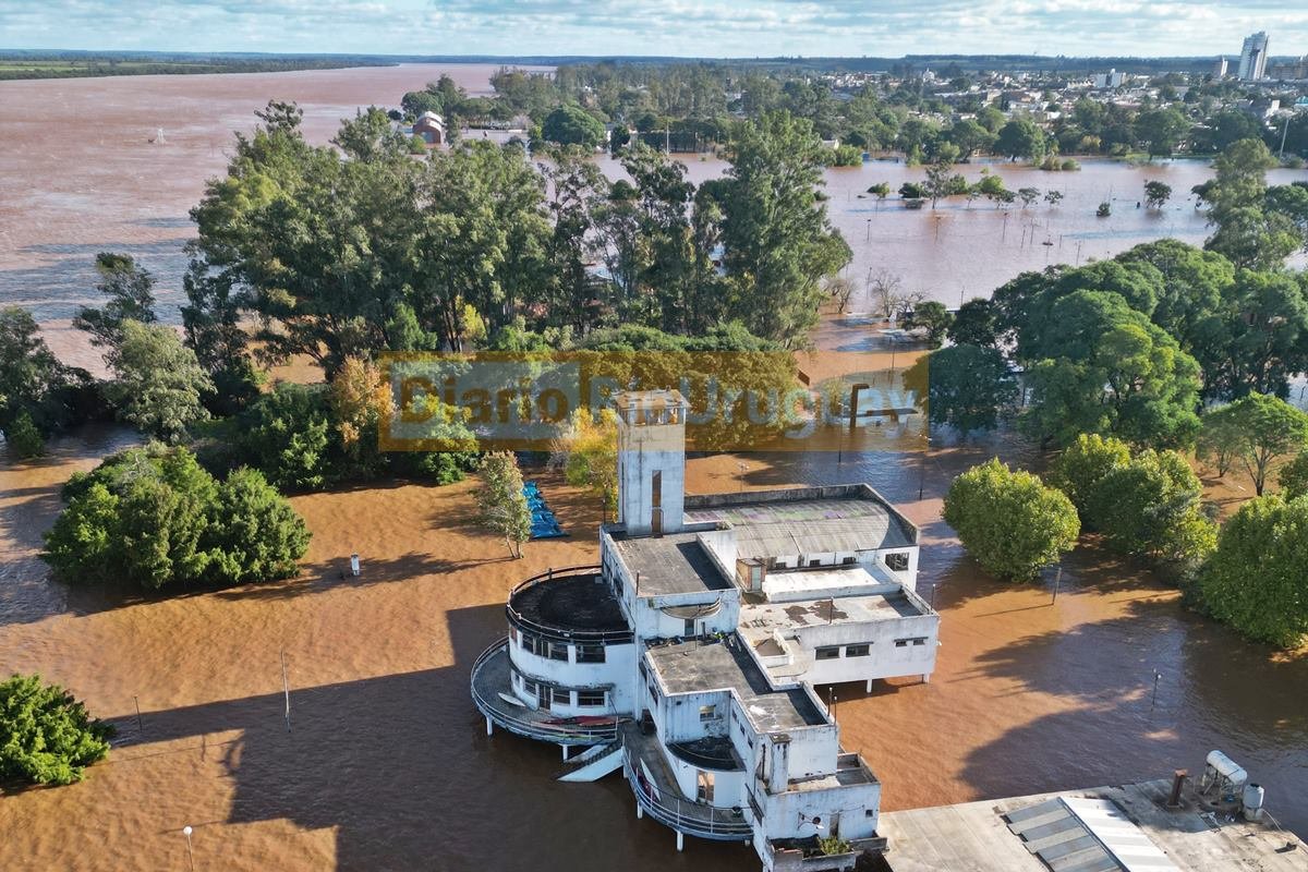 La sede del Club Regatas rodeada por el r&iacute;o Uruguay en la tarde de este lunes