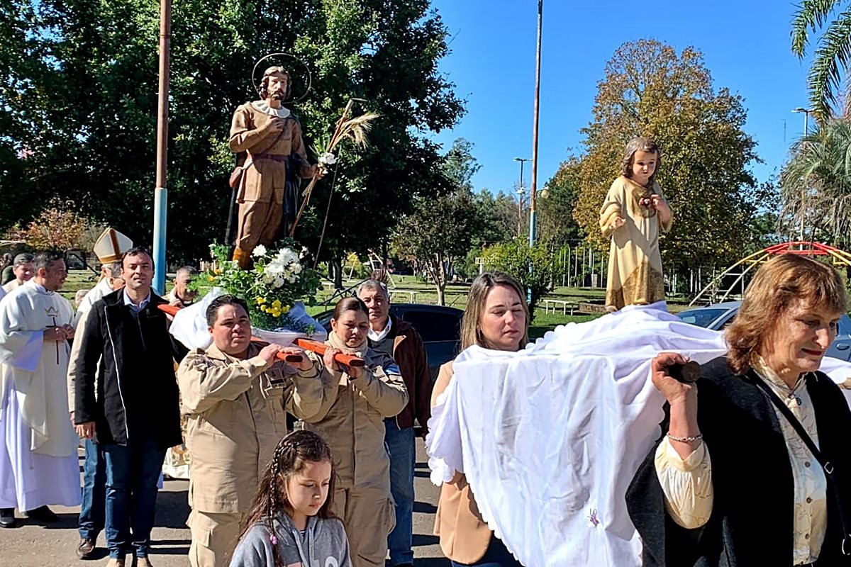Peregrinación por el pueblo.