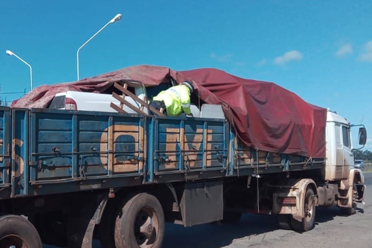 La camioneta iba tapada con una lona, colchones y muebles.