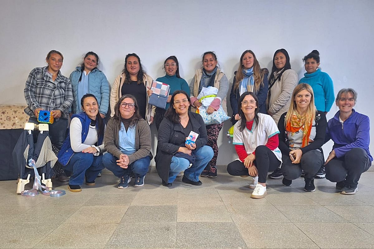 El grupo de mujeres y las profesionles en el Centro de Salud Brisas de Febrero