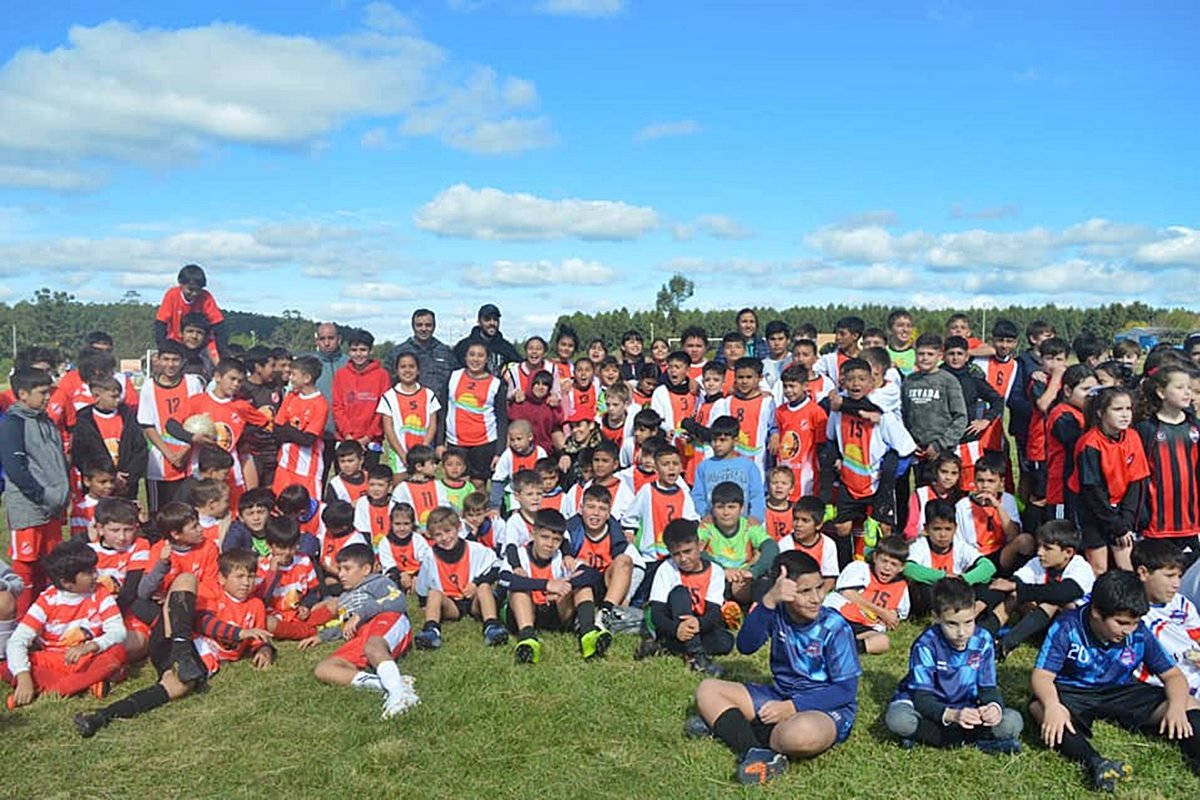Unos doscientos chicos participaron del encuentro de futbol en Puerto Yeruá.