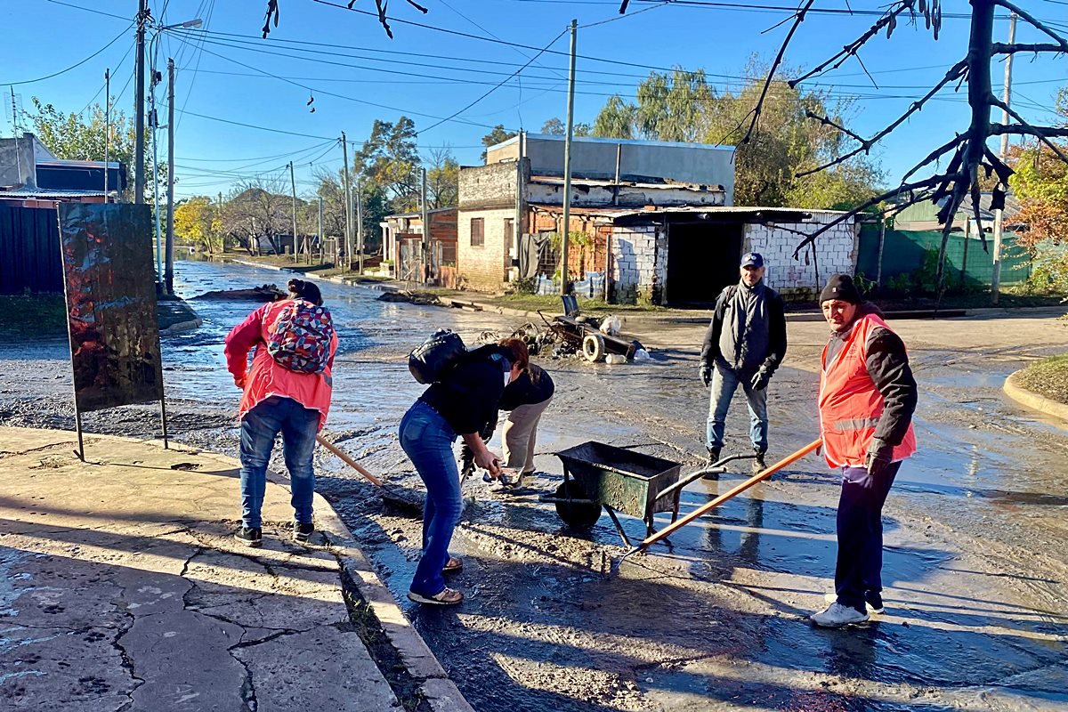 Las cuadrillas de llimpieza trabjando ante la bajante del r&iacute;o.