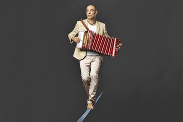 El Equilibrista de Mauricio Dayub llega a Concordia. El Equilibrista de Mauricio Dayub llega a Concordia.