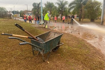 Limpieza de las zonas donde el río ya se retiró. Limpieza de las zonas donde el río ya se retiró.