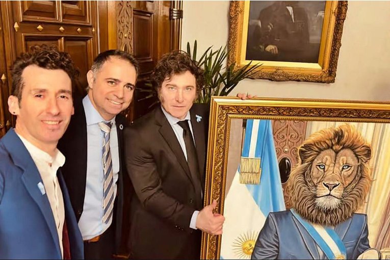 Un intendente entrerriano le regal&oacute; un singular cuadro al presidente Milei