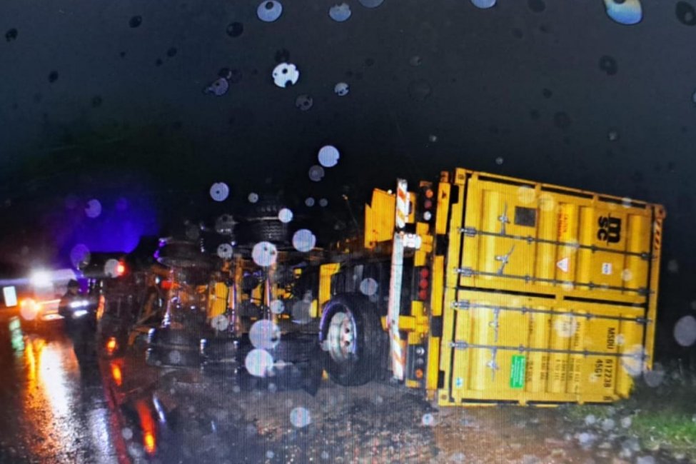 Tras perder el control un camión cargado de madera volcó sobre la Ruta 14