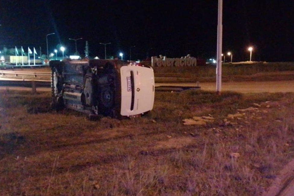 Un vehículo perdió el control y terminó volcando en la autovía 14
