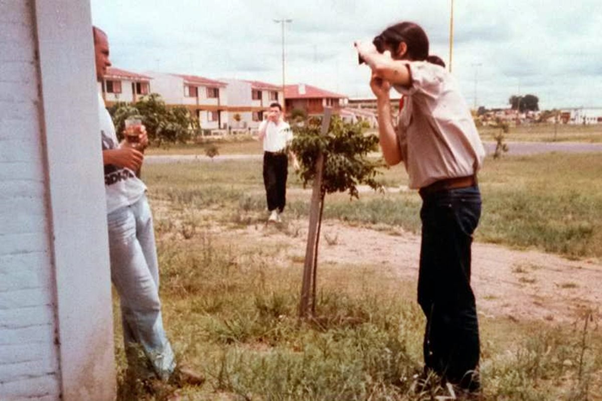 Luca Prodan posando y Roberto Pettinato tomandolé una fotografía Luca Prodan posando y Roberto Pettinato tomandolé una fotografía