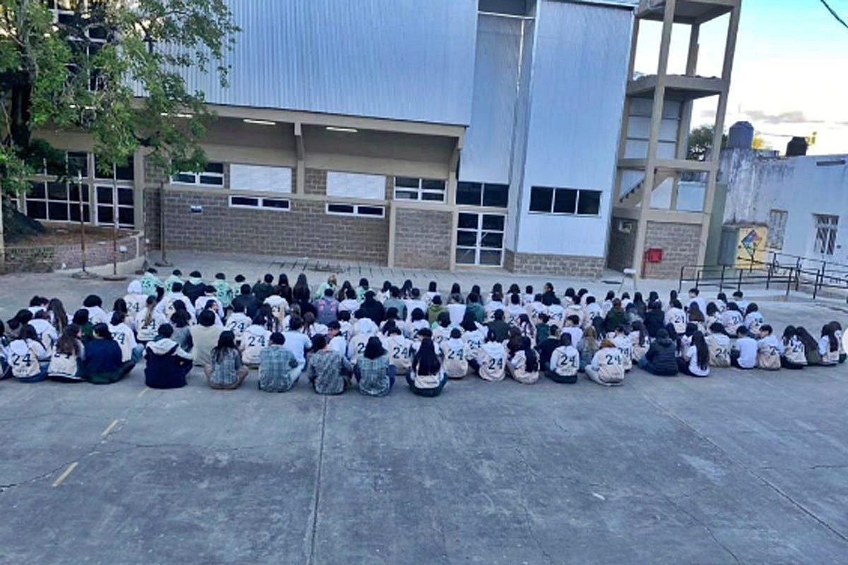 Los estudiantes de sexto a&ntilde;o realizaron una sentada en se&ntilde;al de protesta.