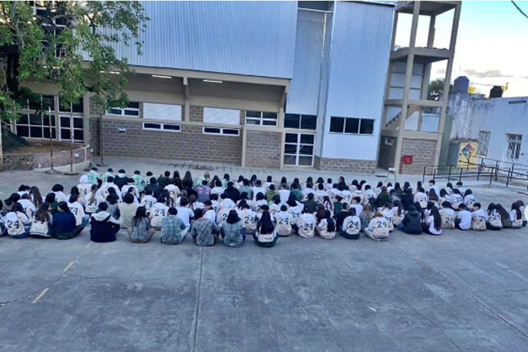 Alumnos de la ex Comercio 1 reaalizaron una nueva protesta pidiendo por el gimnasio