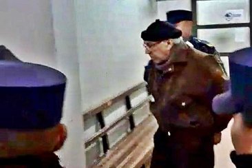 Zabala cuando era retirado esposado y detenido de la sede de tribunales Zabala cuando era retirado esposado y detenido de la sede de tribunales