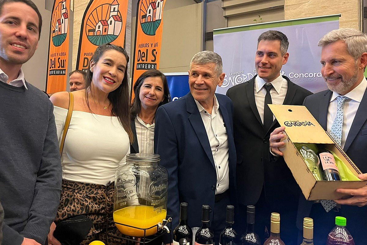 Representantes de la CODESAL y el gobernador Frigerio en el stand de Concordia