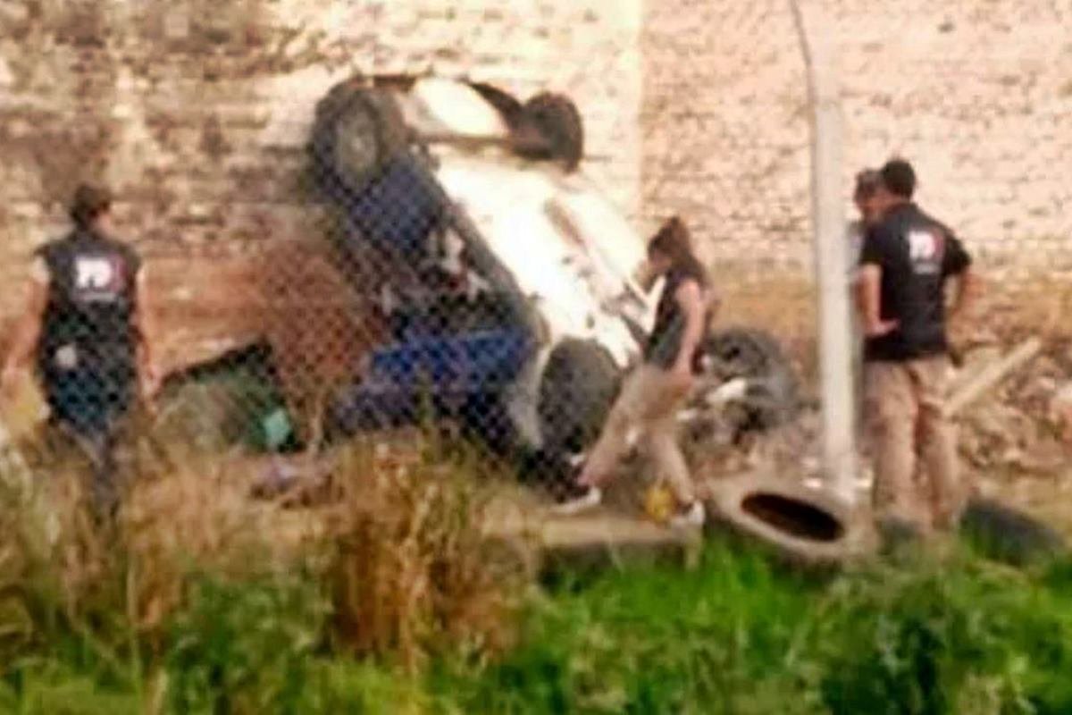 El veh&iacute;culo qued&oacute; contra la pared de un viejo frigor&iacute;fico.