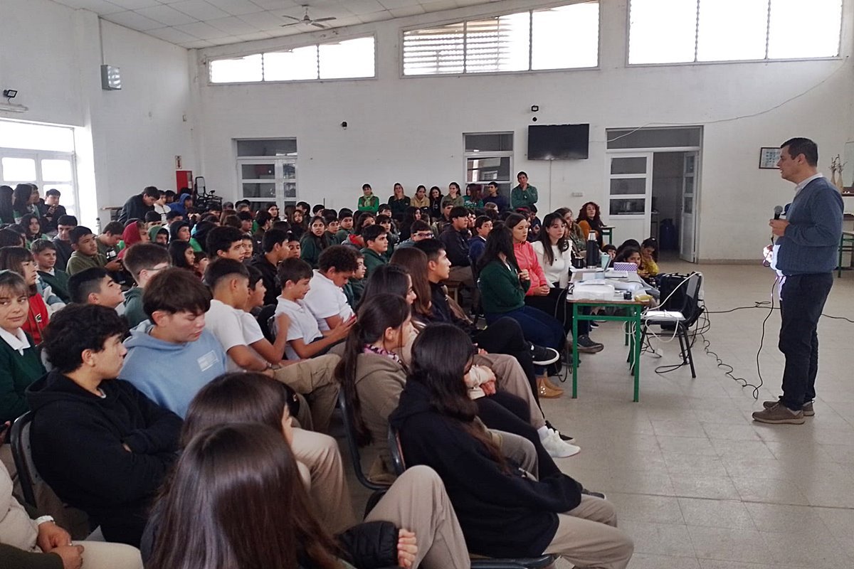 Los adolescentes participaron activamente de la charla.