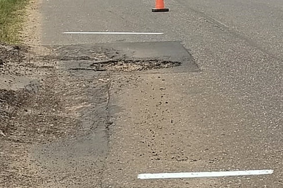 Un conductor se tomó el trabajo de señalizar con pintura los baches peligrosos de la Ruta 4
