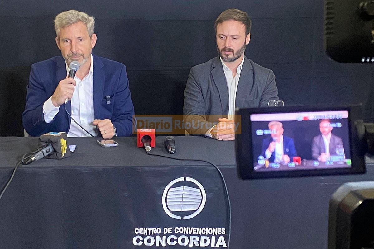 Rogelio Frigerio y Francisco Azcué en la conferencia desarrollada en Concordia