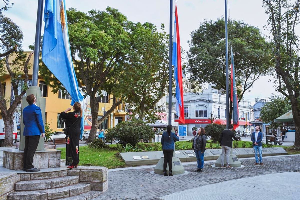 Autoridades izando las ense&ntilde;as nacional, provincial y de Concordia