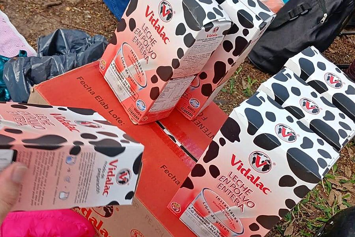 Cajas de leche con la inscripci&oacute;n prohibida su comercializaci&oacute;n