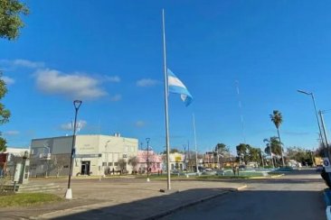 La bandera a media asta en la ciudad de Basavilbaso La bandera a media asta en la ciudad de Basavilbaso