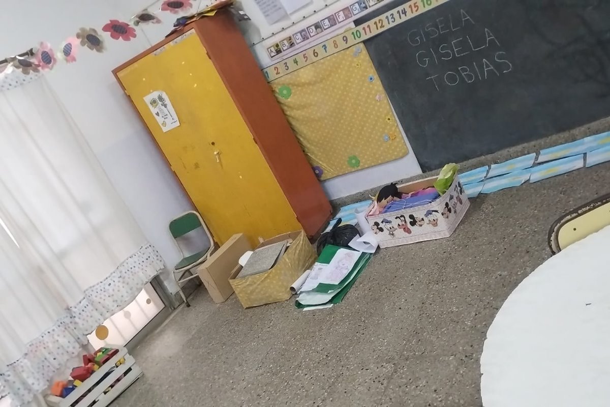 Una de las postales con las que se encontraron los docentes de la escuela Una de las postales con las que se encontraron los docentes de la escuela