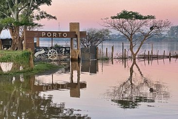 Un sector del Club Pesca inundado por el río desbordado Un sector del Club Pesca inundado por el río desbordado