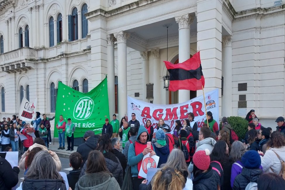 Estatales y docentes se movilizaron con fuertes críticas a la decisión de descontar el día de paro