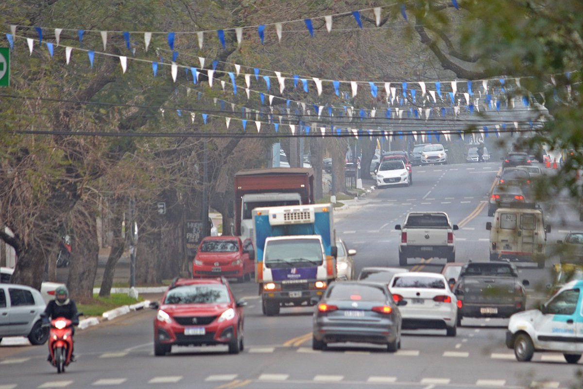Lo banderines ya colocados en la avenida Eva Per&oacute;n