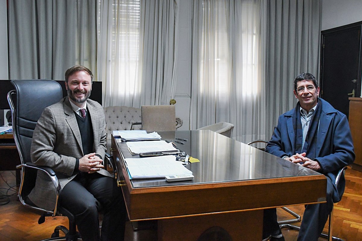 Azcu&eacute; y el desginado director interino de Radio Ciudadana, Guillermo P&eacute;rez