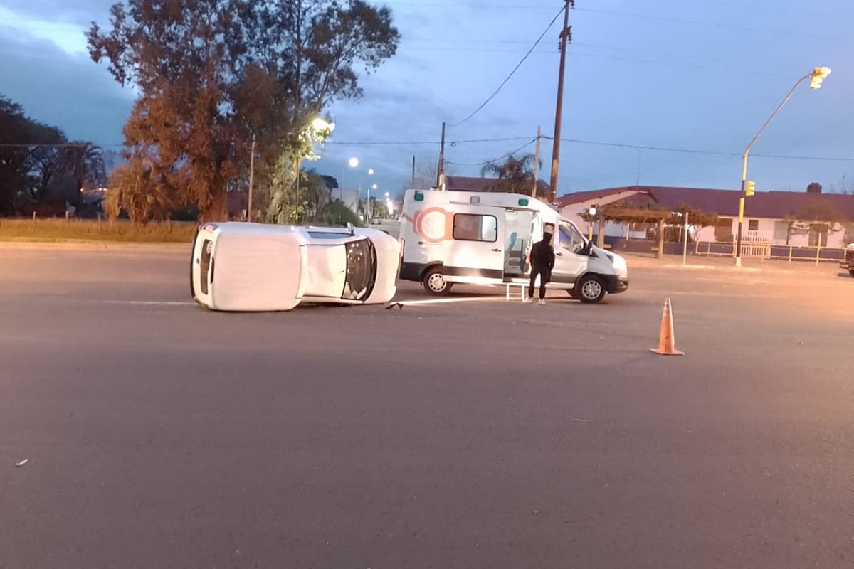 La camioneta qued&oacute; tumbada sobre uno de sus laterales