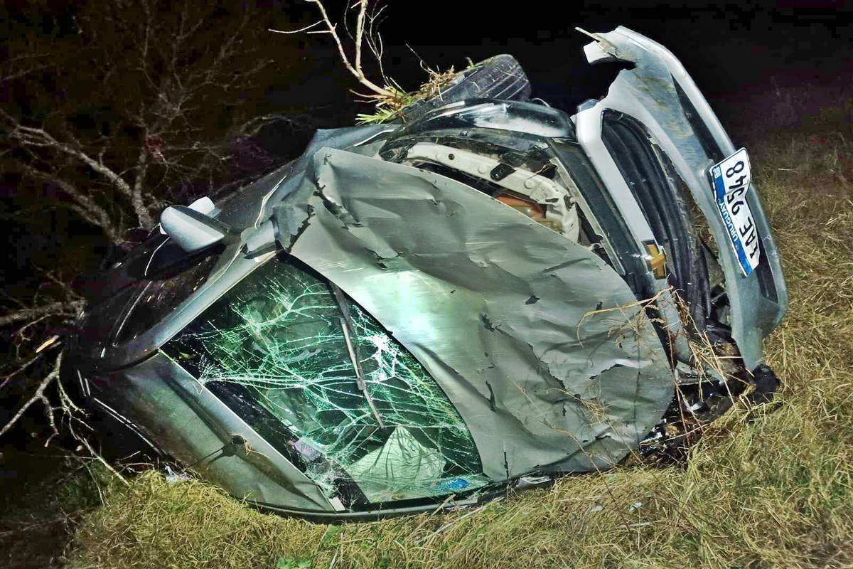 Se accidentó, la ayudaron y le robaron. Se accidentó, la ayudaron y le robaron.