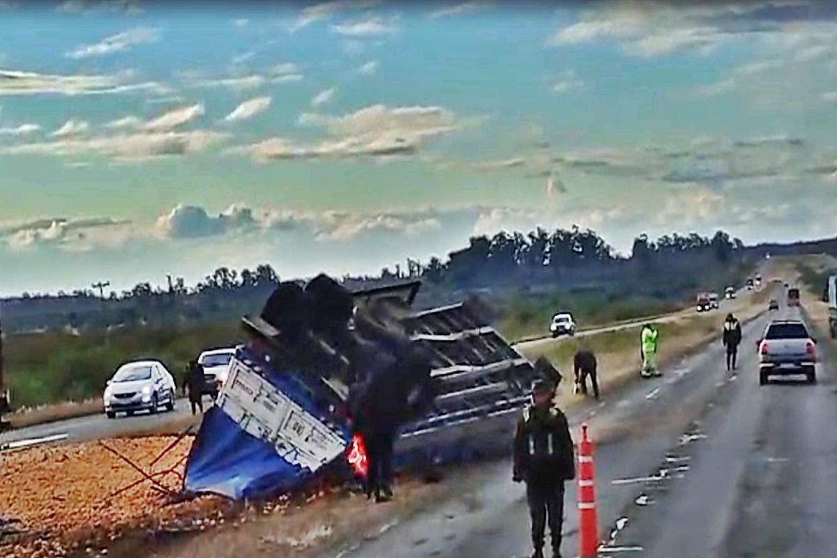 La carga qued&oacute; desparramada en el lugar del vuelco.