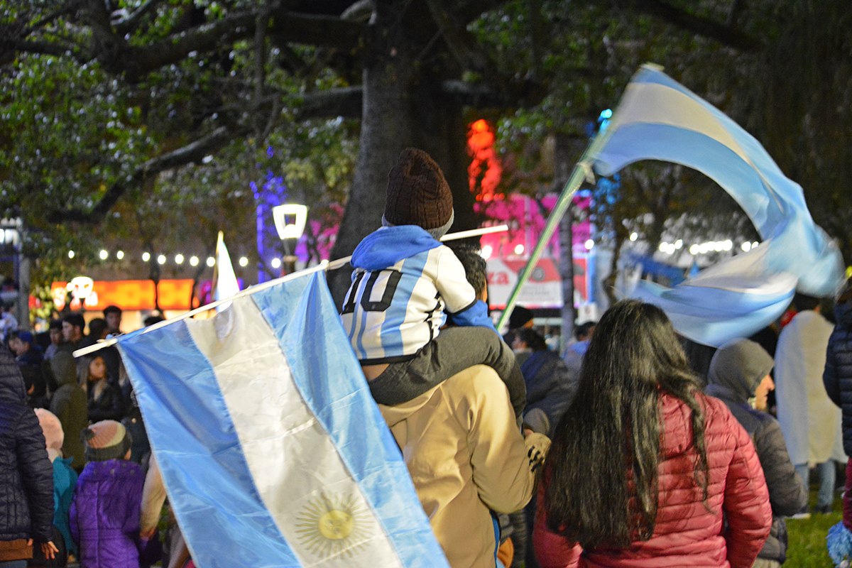 Los festejos por el triunfo de la selección coparon la Plaza 25 de Mayo ...