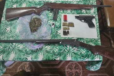 Armas secuestradas en allanamiento Armas secuestradas en allanamiento