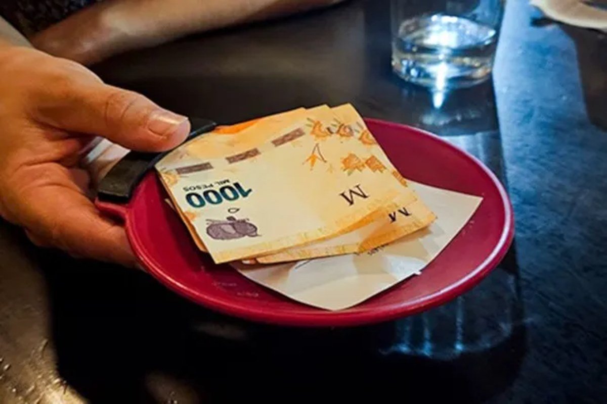 El proyecto propone incluir la propina en el pago final.