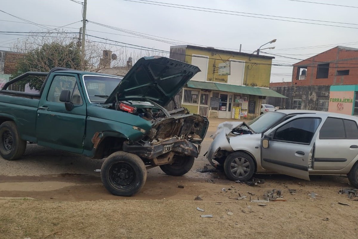 Ambos veh&iacute;culos terminaron con importantes da&ntilde;os materiales.