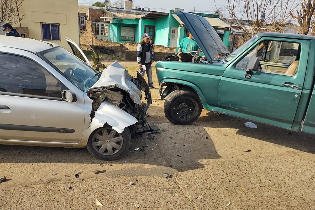 Los veh&iacute;culos terminaron con importantes destrozos