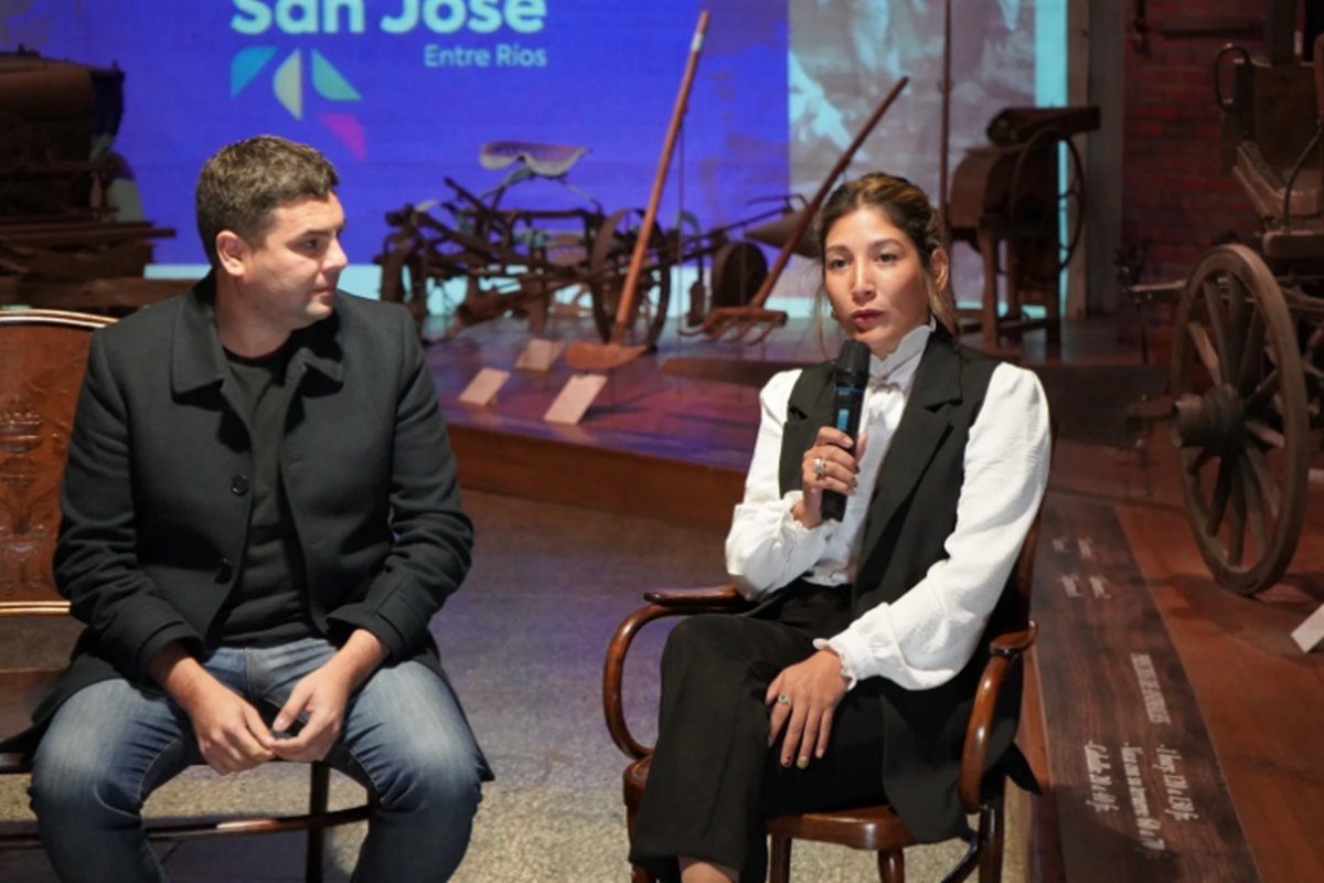 Gustavo Bastian junto a la viceintendente Mirta Pérez en el Museo Histórico