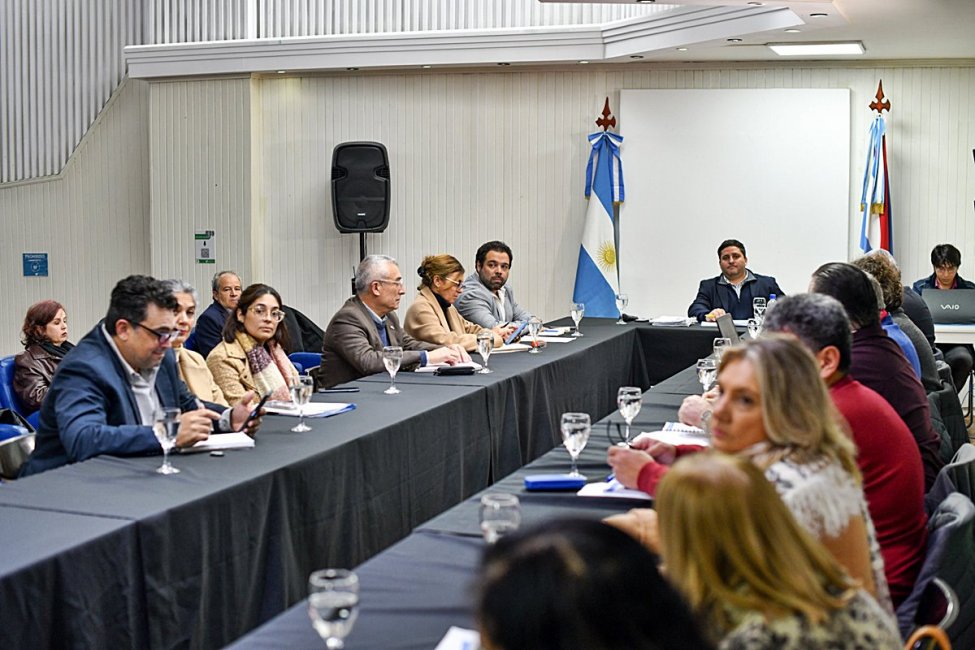 El gobierno hizo su propuesta de actualización salarial a docentes y estatales