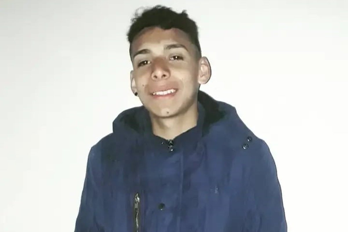 El joven es de cabello morocho, tez morena y mide 1,90 metros.