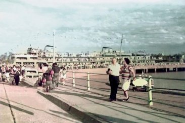 La fotografía retrata un transitado puerto de Concordia. La fotografía retrata un transitado puerto de Concordia.