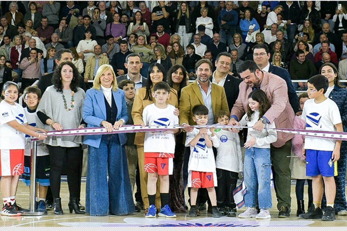 La inauguraci&oacute;n se realiz&oacute; con un partido amistoso entre Uruguay y Argentina.