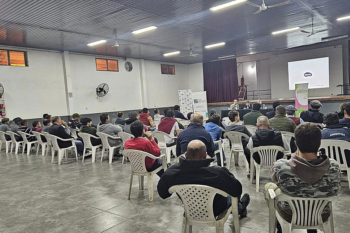 Reunión apícola en Los Charrúas. Reunión apícola en Los Charrúas.