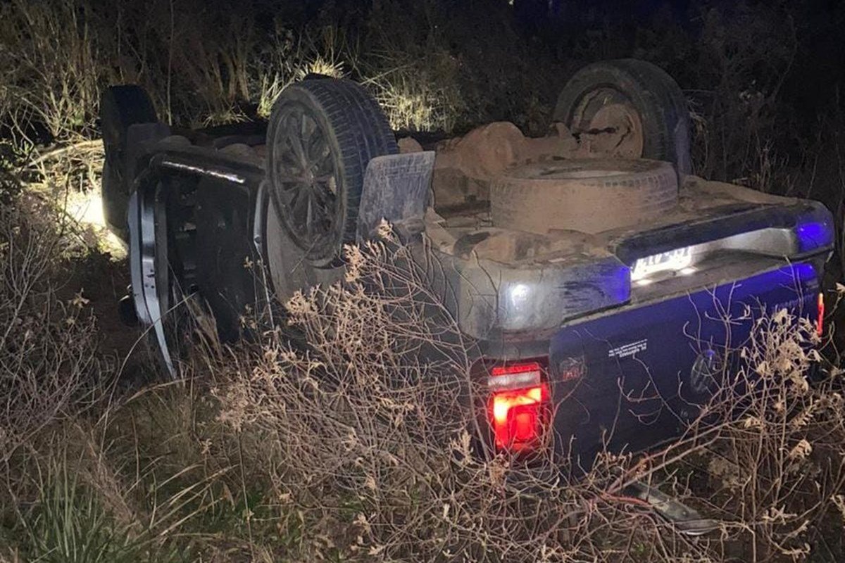 La camioneta termin&oacute; con sus ruedas apuntando hacia el cielo.