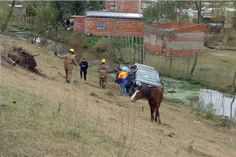 Una camioneta se desbarranc&oacute; desde la altura de la Defensa Sur y su conductor tuvo que ser asistido