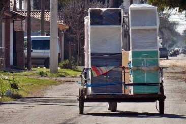 Los microcréditos arrancaron con vendedores de muebles que recorrían los barrios Los microcréditos arrancaron con vendedores de muebles que recorrían los barrios