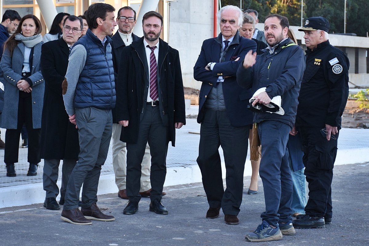 Los funcionarios recorriendo las obras del nuevo aeropuerto