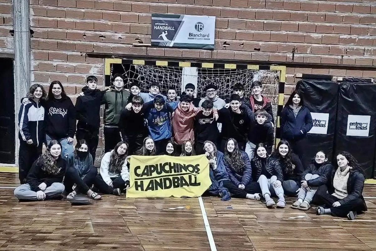 Los integrantes de los equipos de Capuchinos posando para la foto