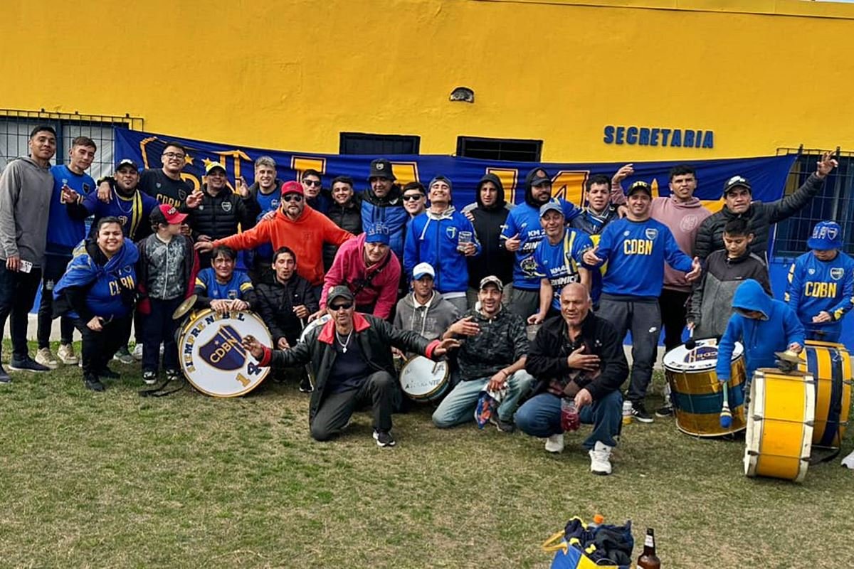 La hinchada de Nebel preparada para ver a Bou en la cancha.